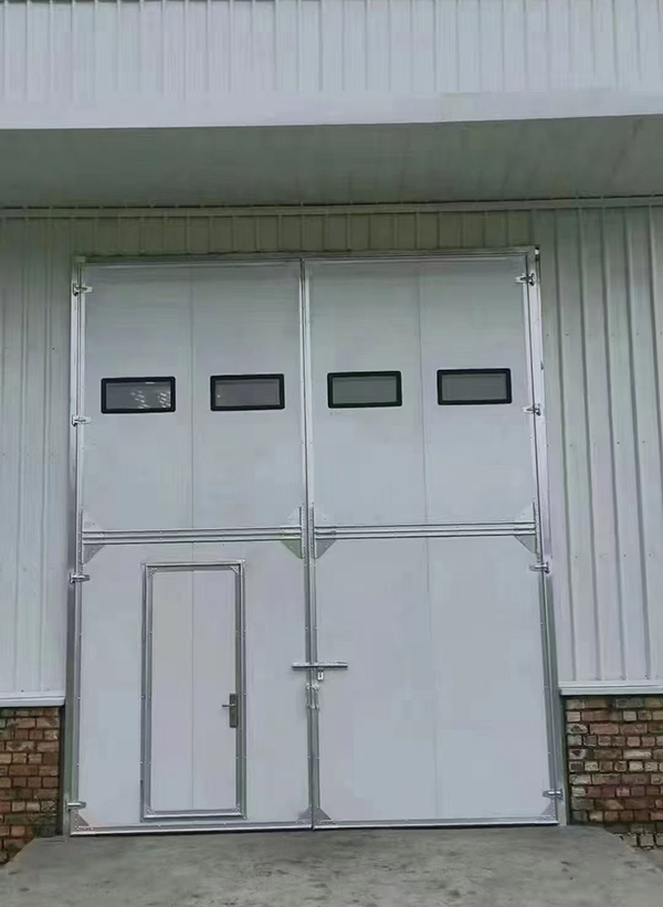 永登工业门在设备装配车间出入口的实施记录